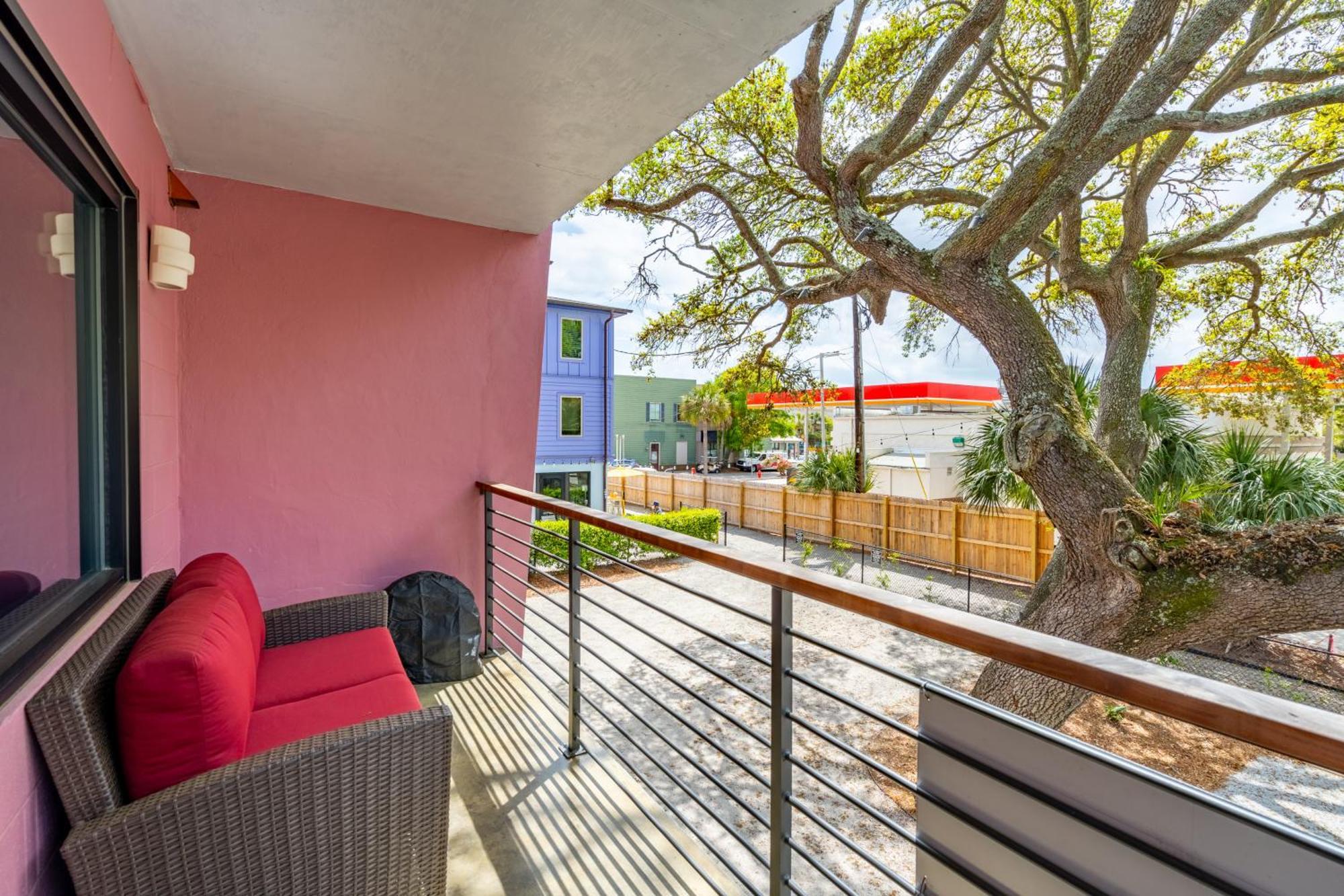 Boutique Vera Hotel In The Heart Of Folly Beach Eksteriør bilde